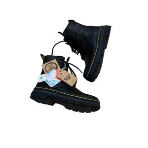 NWT women’s Dr. Martens Iowa waterproof tract II boots